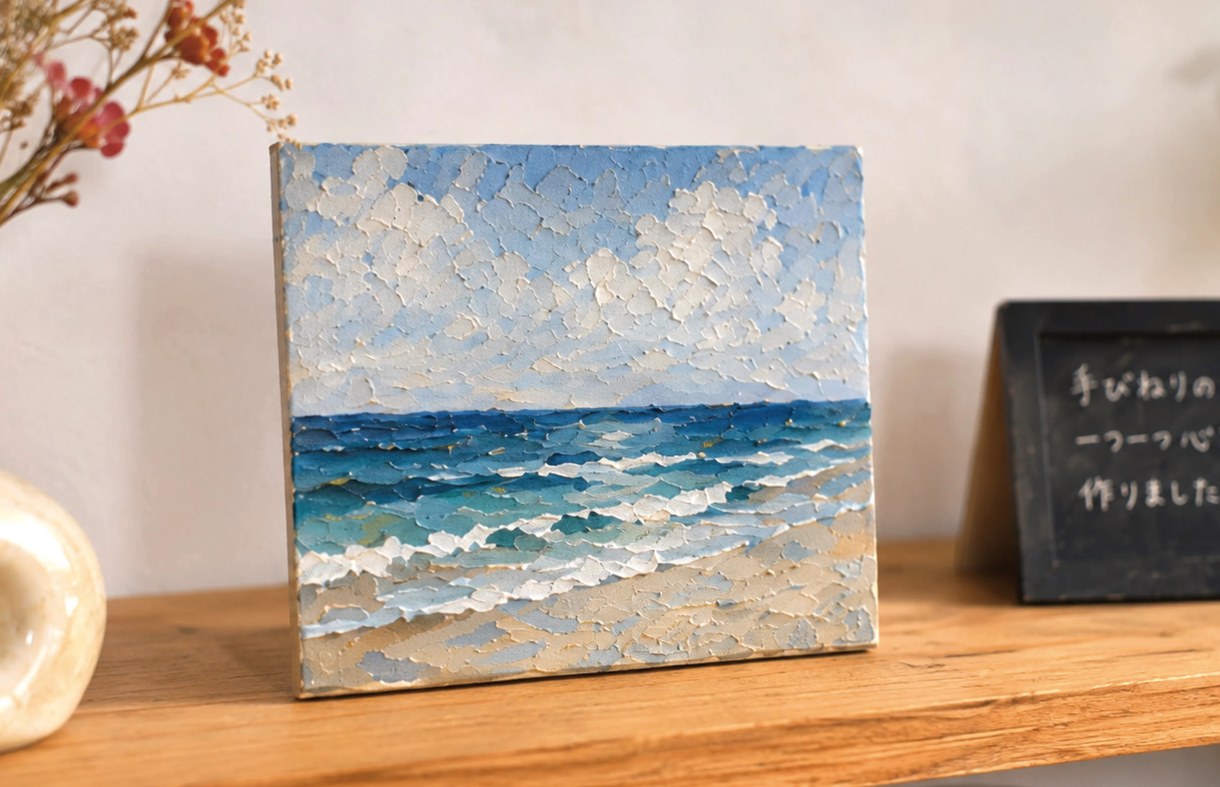 棚に飾られた海の絵と花瓶