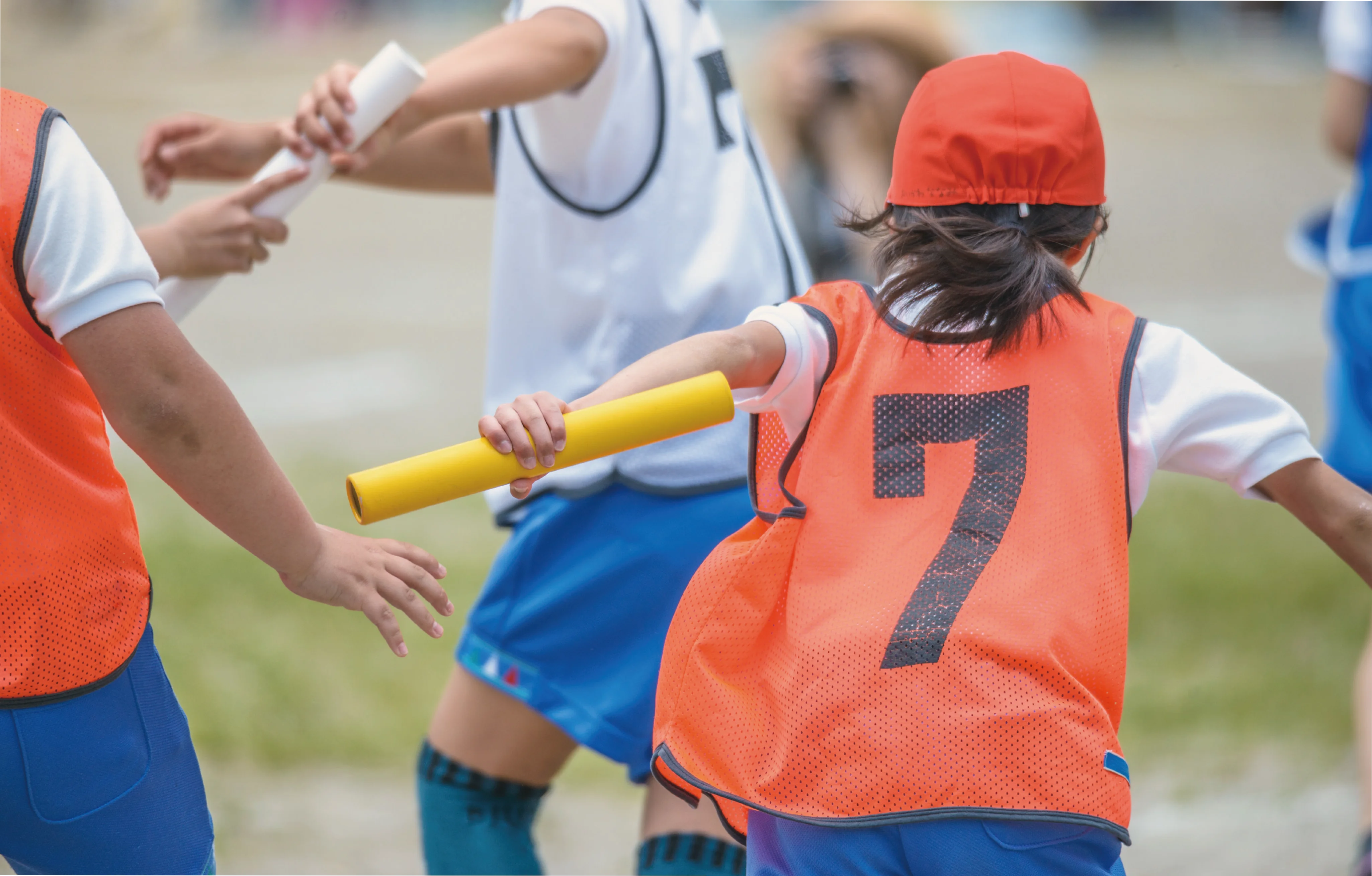 運動会のリレーで走る子どもたち