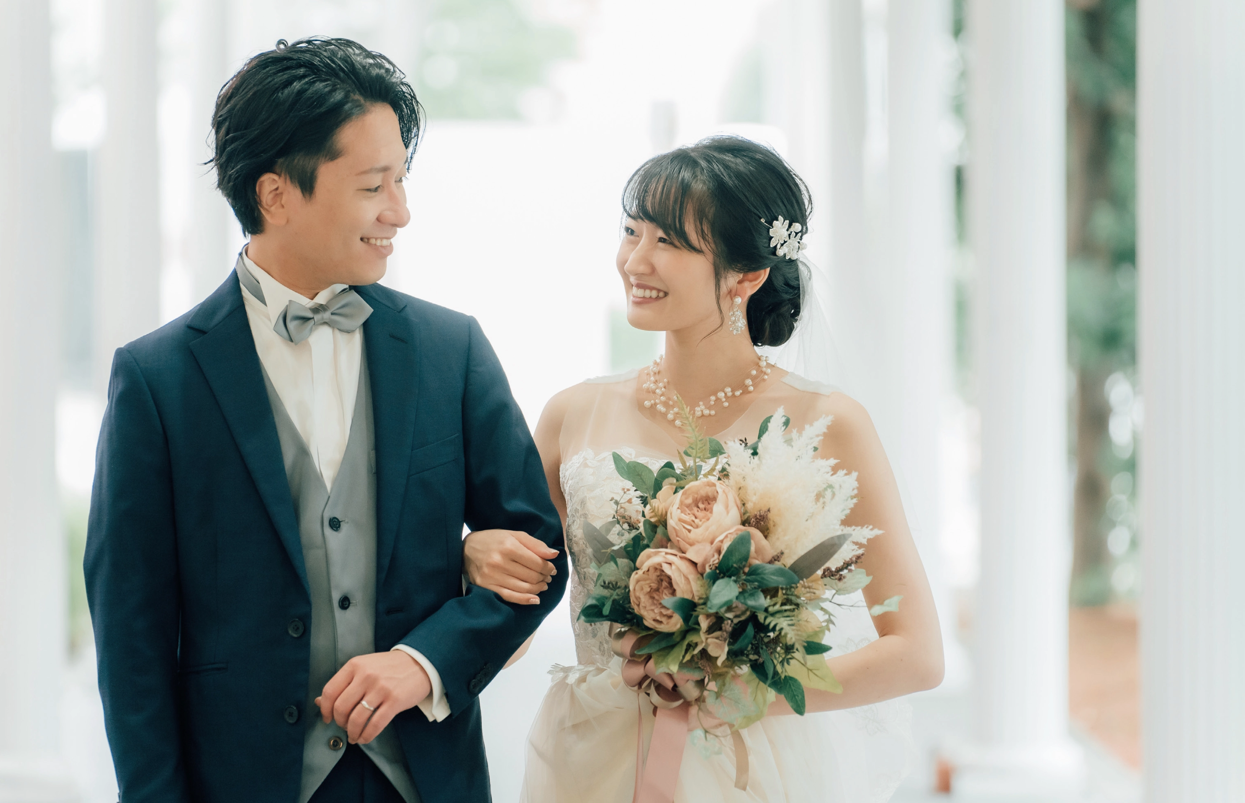 結婚式で腕を組んで歩く新郎新婦